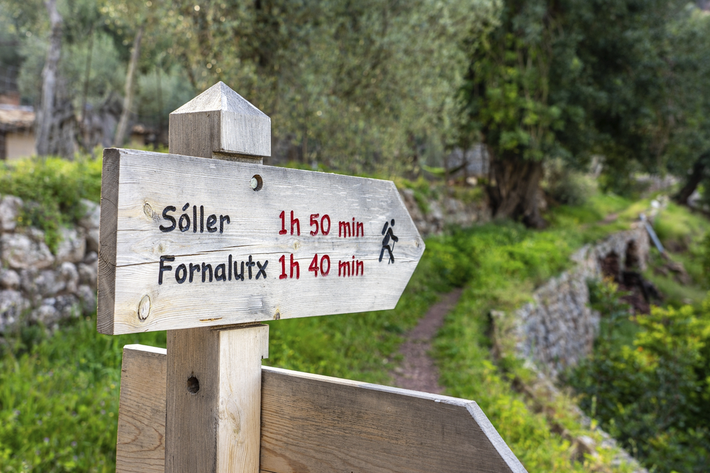 Wegweiser für einen Wanderweg auf Mallorca