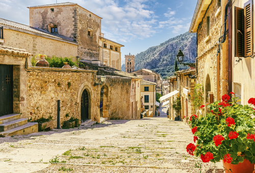 Gasse im Ort Pollenca auf Mallorca