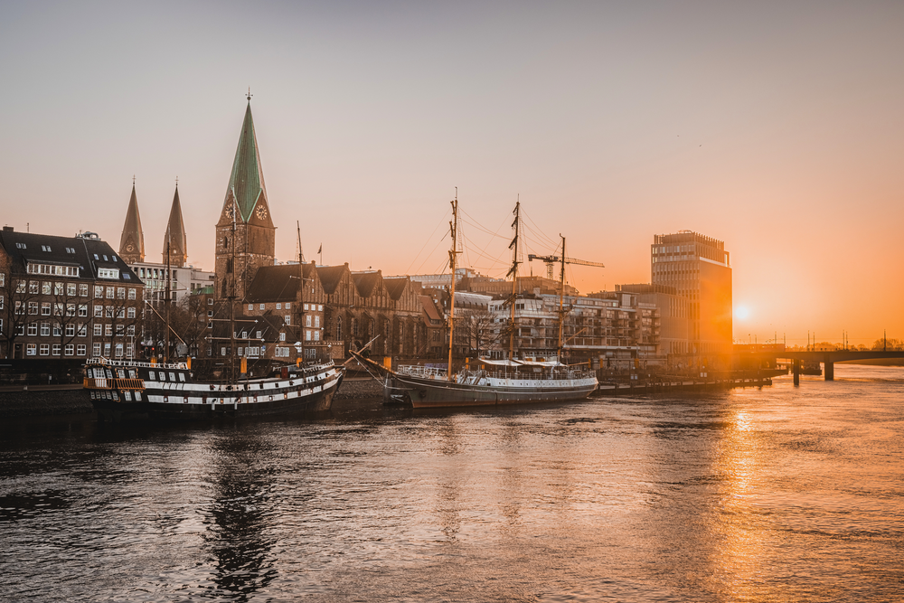 Sonnenaufgang an der Schlachte, der historische Uferpromenade, in Bremen