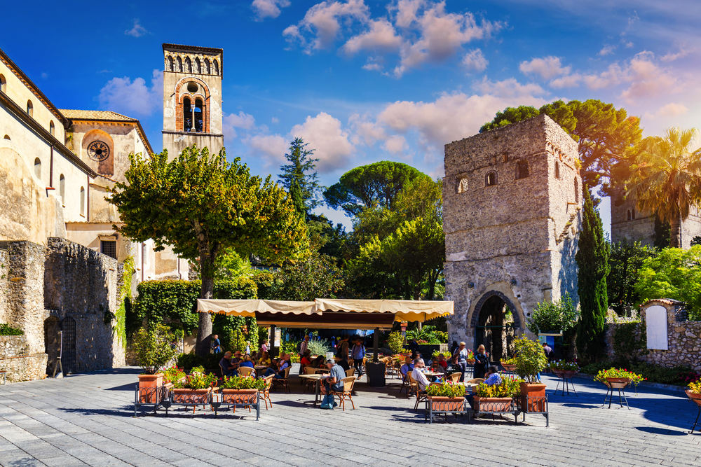 Blick auf das Dorf Ravello an der Amalfiküste in Italien