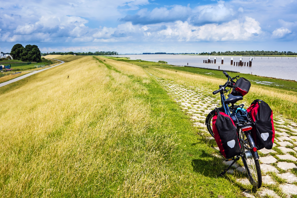 Radeln durch Ostfriesland, Fahrrad mit Gepäck, Emsradweg, Deutschland, 