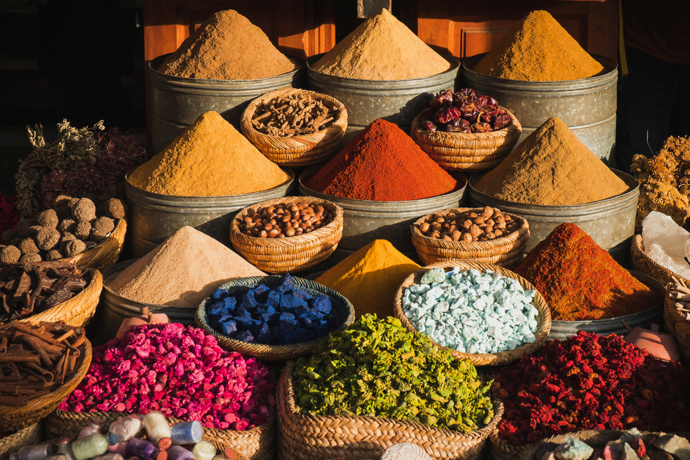 Bunte Gewürze auf einem traditionellen Markt in Marrakesch, Marokko