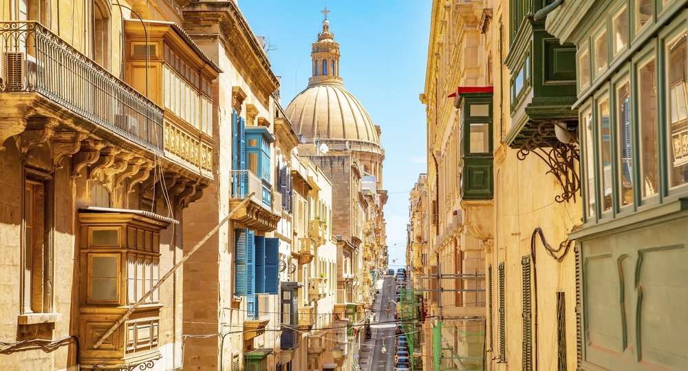 Sonnige Straße in der Altstadt von Valletta