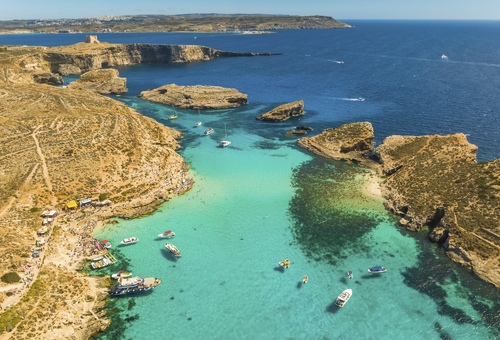 Drohnenansicht der Boote auf dem Meer, Comino Insel, Blue Lagoon und Crystal Lagoon. Malta