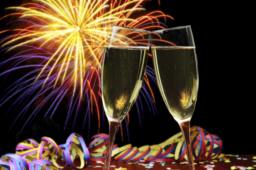Bild passend zu Silvester, Sekt, Dekoration und Feuerwerk