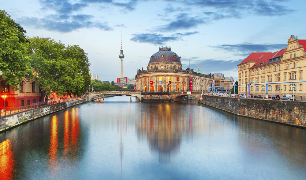 Blick auf die Museumsinsel in Berlin über der Spree