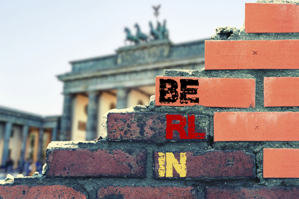 Ein Stück Mauer und das Brandenburger Tor in Berlin
