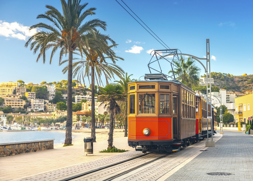 Die berühmte Orangenbahn führt von Soller nach Port de Soller, Mallorca, Spanien