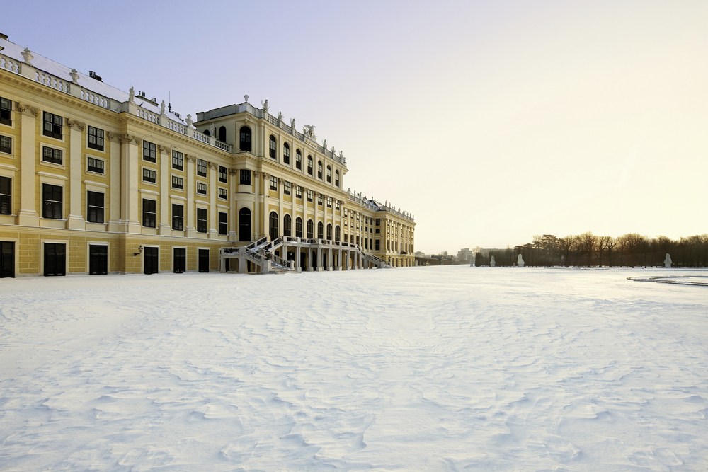 Außenansicht des Schloss Schönbrunn im Winter