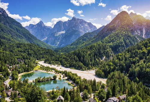 Tolle Naturlandschaft in den slowenischen Alpen. Unglaubliche Sommerlandschaft auf dem Jasna See. Triglav-Nationalpark. Kranjska Gora, Slowenien. Bergsee Jasna in Krajsnka Gora, Slowenien.