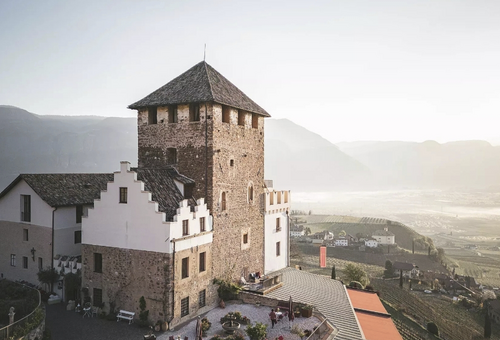Aussenansicht des Schloss Hotel Korb, Südtirol, Italien