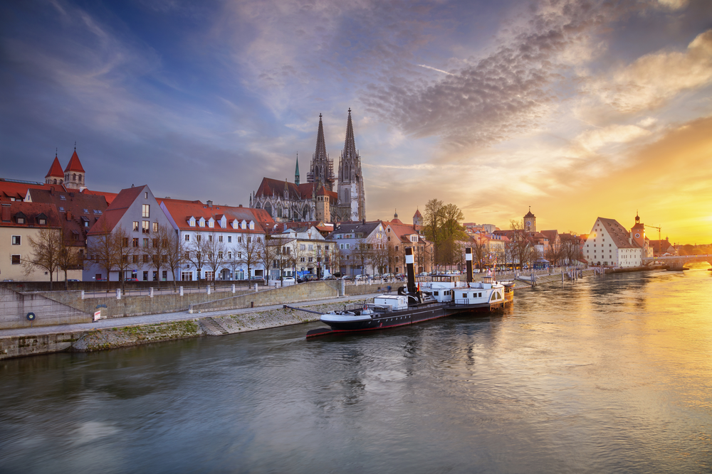 Skyline von Regensburg an der Donau bei Sonnenuntergang