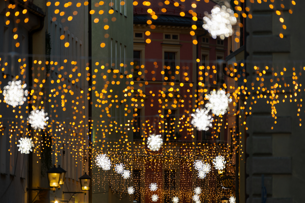 Gesandtenstraße in Regensburg mit weihnachtlicher Lichterkettendekoration bei Nacht