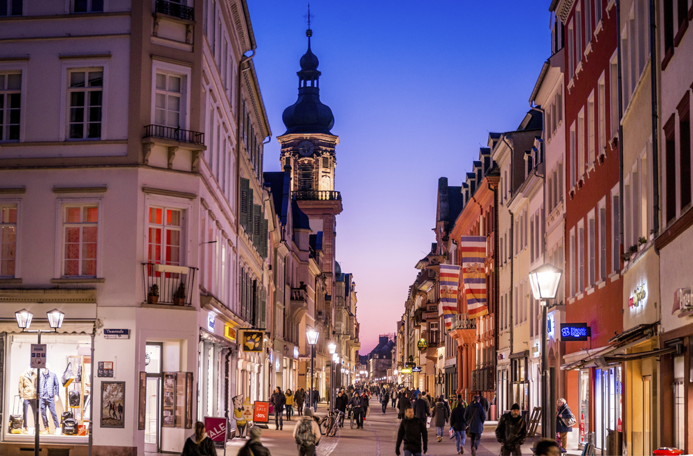 beleuchtete Gasse in der Heidelberger Altstadt