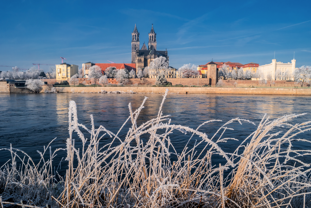 Skyliene des winterlichen Magdeburg