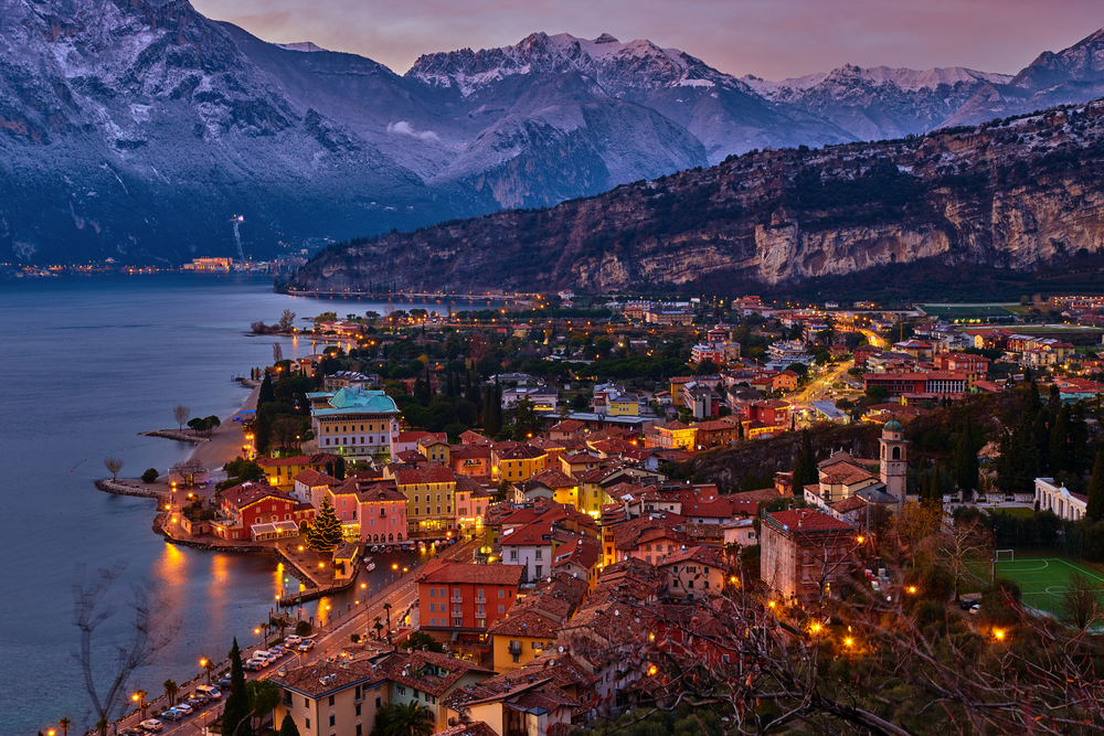 Weihnachtsbeleuchtung schmückt die Innenstadt von Riva del Garda bei Nacht, Italien