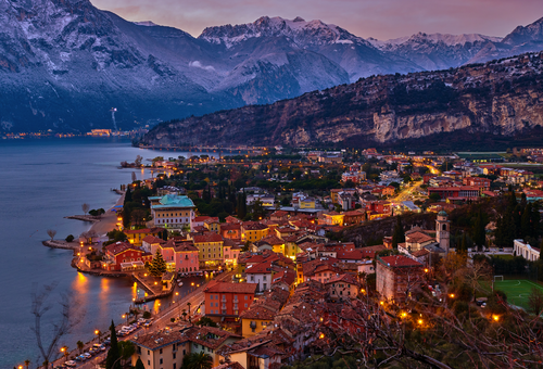 Weihnachtsbeleuchtung schmückt die Innenstadt von Riva del Garda bei Nacht, Italien