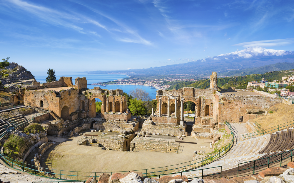 Ruinen des antiken griechischen Theaters in Taormina auf dem Vulkan Ätna, Italien. Taormina befindet sich in der Metropolitan Stadt Messina, an der Ostküste der Insel Sizilien