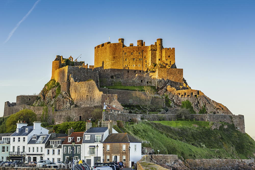 Mont Orgueil Castle auf Jersey mit mächtiger Festungsanlage auf einem Hügel über dem Küstenort und Hafen