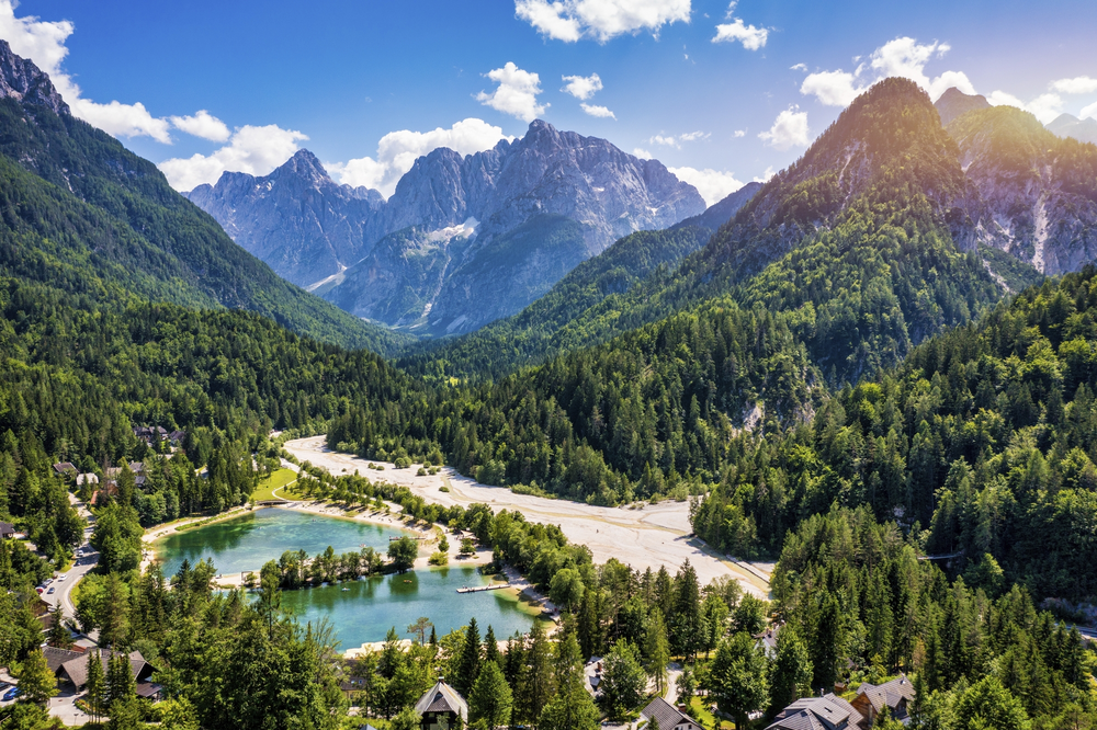 Tolle Naturlandschaft in den slowenischen Alpen. Unglaubliche Sommerlandschaft auf dem Jasna See. Triglav-Nationalpark. Kranjska Gora, Slowenien. Bergsee Jasna in Krajsnka Gora, Slowenien.