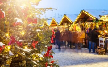 Weihnachtsmarkt mit Tannenbaum und Beleuchtung