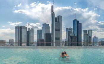 Pool mit Blick auf die Metropole Frankfurt